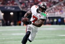 Buccaneers RB Bucky Irving cortado con plancton
