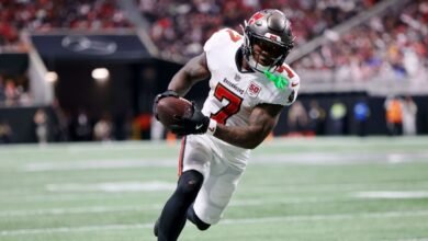 Buccaneers RB Bucky Irving cortado con plancton