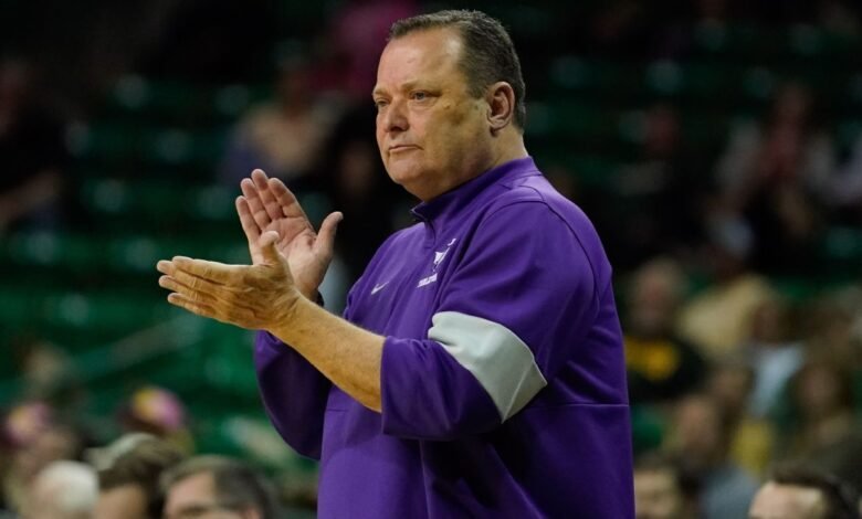 El entrenador del estado de Tarleton, Billy Gillispie, de permiso en medio de la investigación