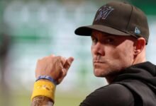 Los Rangers contrataron a Skip Schumaker como gerente en el acuerdo de cuatro años