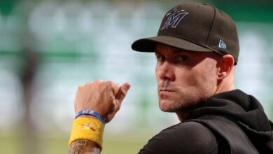 Los Rangers contrataron a Skip Schumaker como gerente en el acuerdo de cuatro años