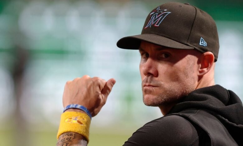 Los Rangers contrataron a Skip Schumaker como gerente en el acuerdo de cuatro años