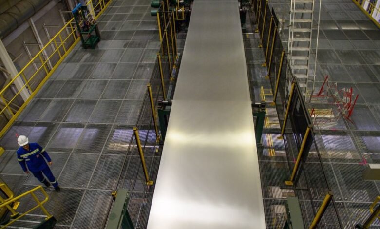 El fuego de la fábrica de aluminio afecta la producción de automóviles Ford y Toyota.