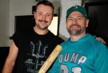 Cal Raleigh de los Marineros envía al primer fanático de postemporada con camiseta de ‘Dump Here’