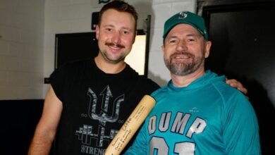 Cal Raleigh de los Marineros envía al primer fanático de postemporada con camiseta de ‘Dump Here’