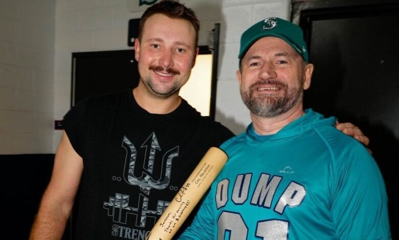Cal Raleigh de los Marineros envía al primer fanático de postemporada con camiseta de ‘Dump Here’ Cal Raleigh de los Marineros envía al primer fanático de postemporada con camiseta de ‘Dump Here’