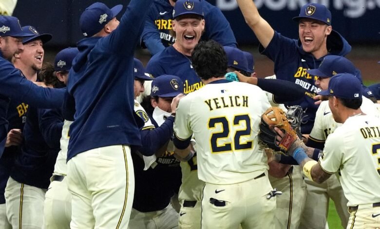 Los Cerveceros finalmente despacharon a los Cachorros, fijando una fecha de la Serie de Campeonato de la Liga Nacional con los Dodgers. Los Cerveceros finalmente despacharon a los Cachorros, fijando una fecha de la Serie de Campeonato de la Liga Nacional con los Dodgers.