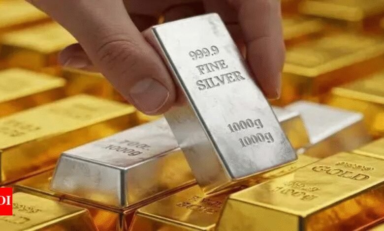Perspectivas del oro y la plata: Es probable que los metales preciosos se mantengan fuertes; Kotak AMC cita la demanda del banco central y la debilidad del dólar Perspectivas del oro y la plata: Es probable que los metales preciosos se mantengan fuertes; Kotak AMC cita la demanda del banco central y la debilidad del dólar