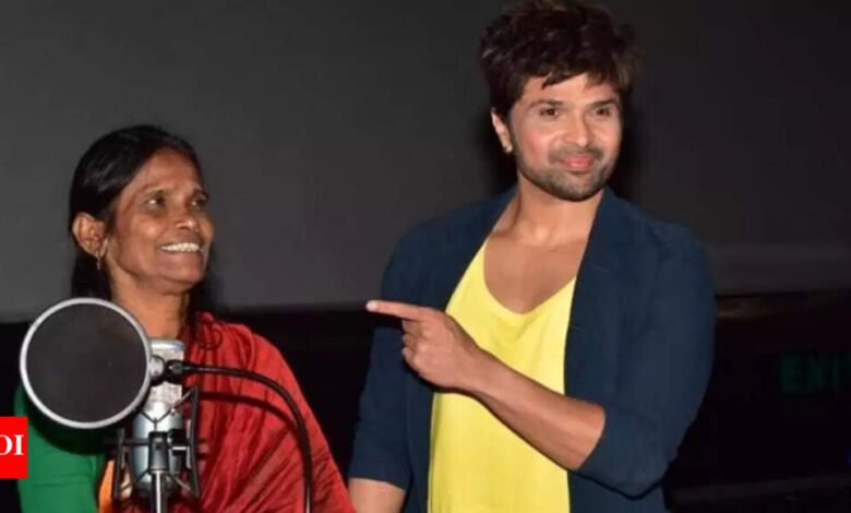 Ranu Mondal, que una vez se ganó el corazón con su presentación de Lata Mangeshkar, ahora vive en una casa sucia sin comer. Ranu Mondal, que una vez se ganó el corazón con su presentación de Lata Mangeshkar, ahora vive en una casa sucia sin comer.