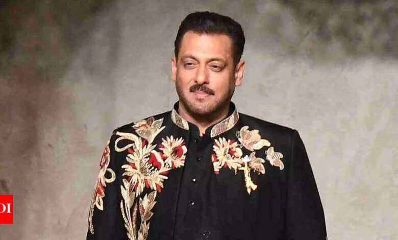 Salman Khan se reunió con Sushmita Sen cuando se volvió espectacular para celebrar los 35 años de Vikram Fadnis. Salman Khan se reunió con Sushmita Sen cuando se volvió espectacular para celebrar los 35 años de Vikram Fadnis.