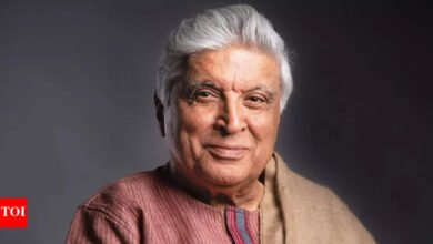 ‘Un coeficiente intelectual bajo nacional’: Javed Akhtar critica al troll que le pidió que se vistiera de mujer y asistiera a la conferencia de prensa del ministro talibán.