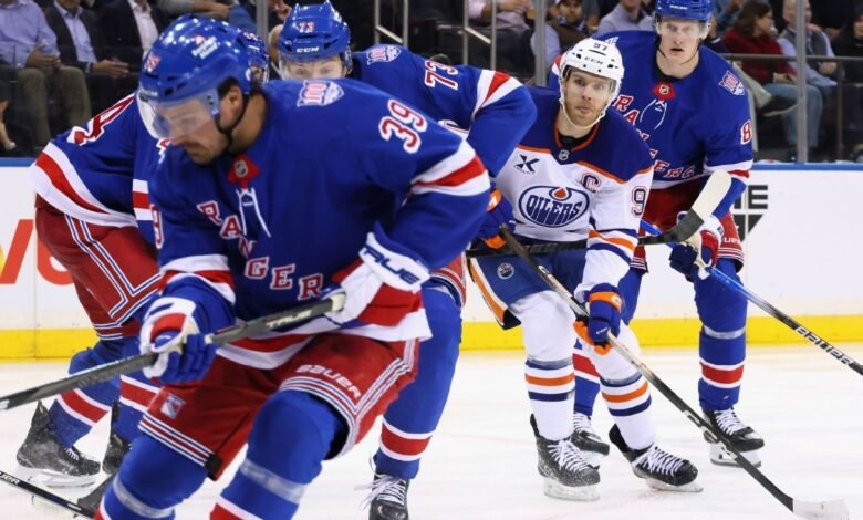 Los Rangers fueron el primer equipo de la NHL en ser descalificado en sus primeros 3 partidos en casa. Los Rangers fueron el primer equipo de la NHL en ser descalificado en sus primeros 3 partidos en casa.