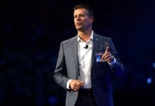 CEO de Walmart en EE.UU. señala que los compradores son ‘flexibles’ y gastan