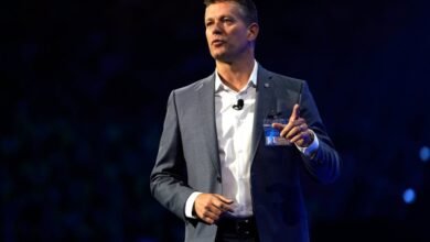 CEO de Walmart en EE.UU. señala que los compradores son ‘flexibles’ y gastan