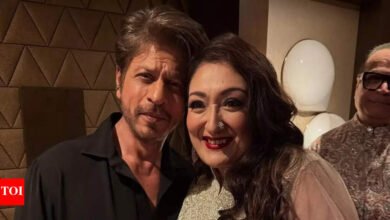 Shah Rukh Khan y la esposa de Govinda, Sunita Ahuja, posan juntas en una rara foto en una fiesta de Diwali que se ha vuelto viral. noticias de películas hindi