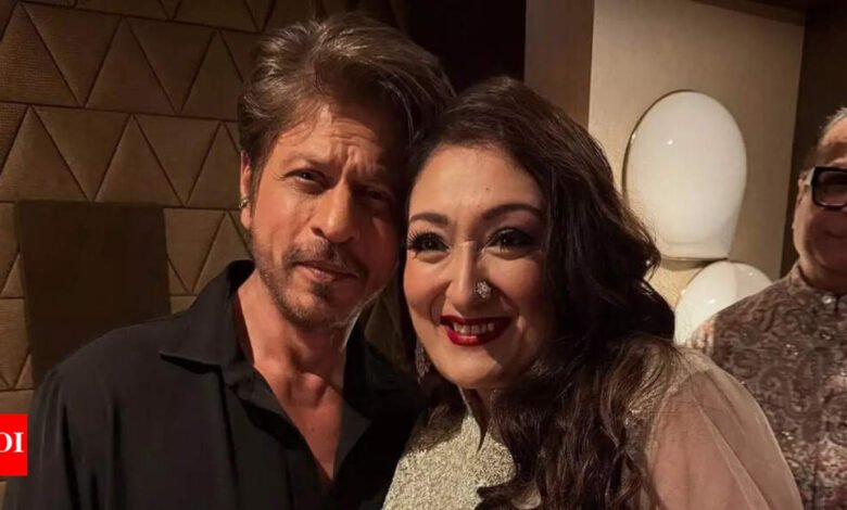 Shah Rukh Khan y la esposa de Govinda, Sunita Ahuja, posan juntas en una rara foto en una fiesta de Diwali que se ha vuelto viral. noticias de películas hindi Shah Rukh Khan y la esposa de Govinda, Sunita Ahuja, posan juntas en una rara foto en una fiesta de Diwali que se ha vuelto viral. noticias de películas hindi