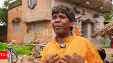 ¿Recuerdas al cantante de Kacha Badam, Bhuvan Badakar? Se muda de una pequeña cabaña a un nuevo hogar, disfrutando de la fama a pesar de la traición.