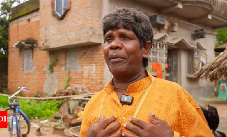 ¿Recuerdas al cantante de Kacha Badam, Bhuvan Badakar? Se muda de una pequeña cabaña a un nuevo hogar, disfrutando de la fama a pesar de la traición. ¿Recuerdas al cantante de Kacha Badam, Bhuvan Badakar? Se muda de una pequeña cabaña a un nuevo hogar, disfrutando de la fama a pesar de la traición.