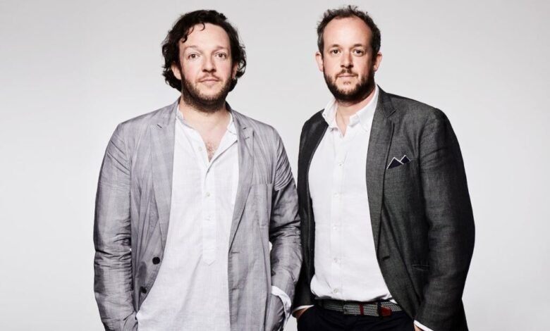 Los hermanos iniciaron un negocio con ventas anuales de más de 100 millones de dólares. Los hermanos iniciaron un negocio con ventas anuales de más de 100 millones de dólares.