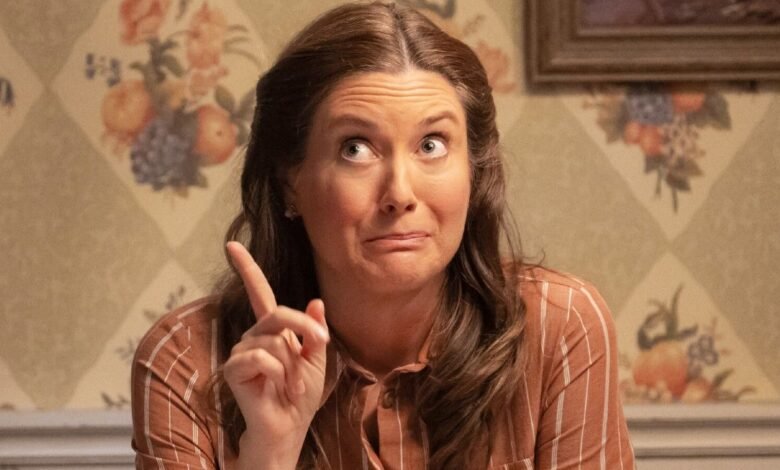 La primera boda de Georgie y Mandy presenta al nuevo novio de Mary, y no puedo evitar notar que se parece a un personaje joven de Sheldon. La primera boda de Georgie y Mandy presenta al nuevo novio de Mary, y no puedo evitar notar que se parece a un personaje joven de Sheldon.