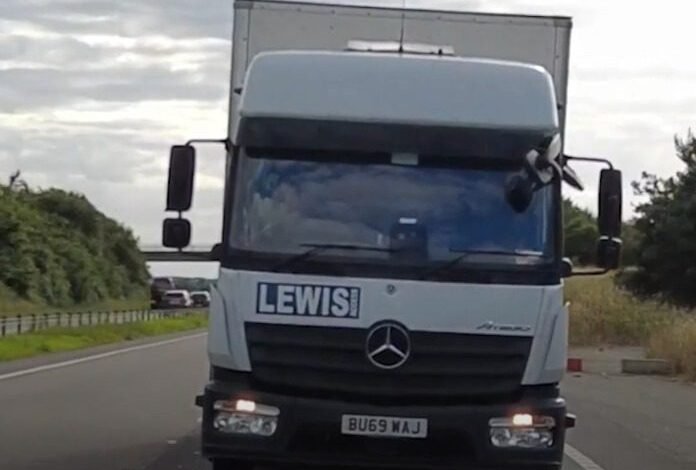 Lewis Access lanza una nueva flota de camiones HGV para agilizar la entrega directa de torres de andamios en todo el Reino Unido Lewis Access lanza una nueva flota de camiones HGV para agilizar la entrega directa de torres de andamios en todo el Reino Unido