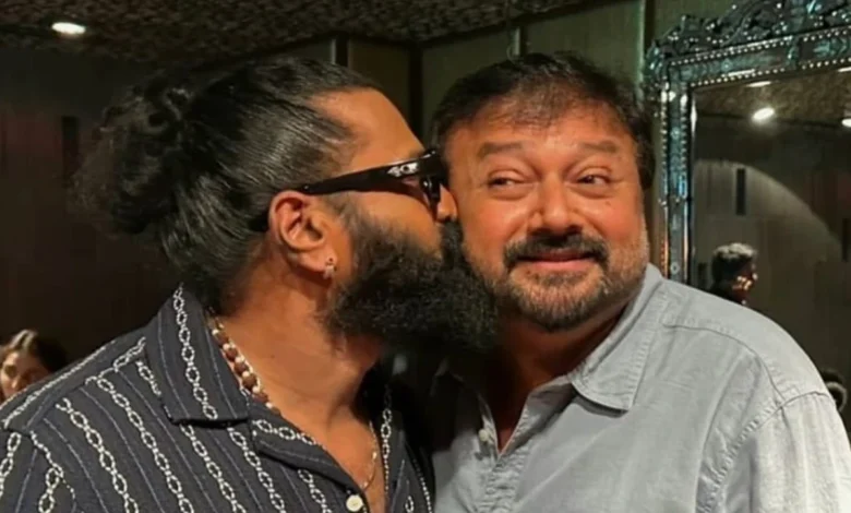 Elegir: Kantara Capítulo 1 Starrak isb Sethi y Jayaram se vuelven a reunir, comparten un momento de beso