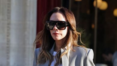 Victoria Beckham está atrapada en un raro abrazo sensible con el esposo David después del éxito del desfile de moda