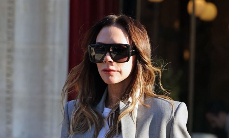 Victoria Beckham está atrapada en un raro abrazo sensible con el esposo David después del éxito del desfile de moda