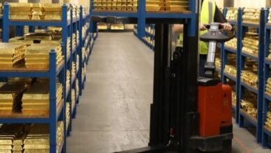 El oro supera los 4.000 dólares a medida que los inversores huyen a lugares seguros en medio de la agitación política en Estados Unidos.