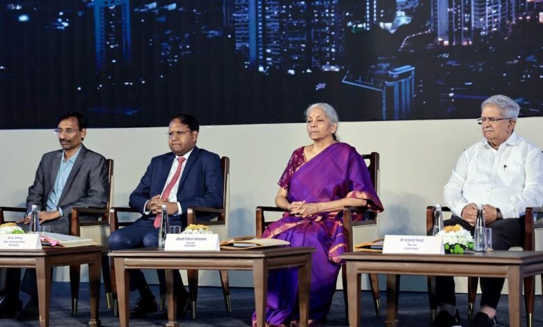 Activos financieros por valor de ₹ 1.84 lakh millones de rupias mentiras con bancos, reguladores: Nirmala Sitharaman