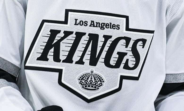 La Kings revela nuevos uniformes alternativos en video y fotos antes de la temporada 2025-26 de la NHL