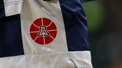 Cómo Bryce James actuó en el escaparate azul rojo de Arizona mientras Rob Gronkowski se adapta a