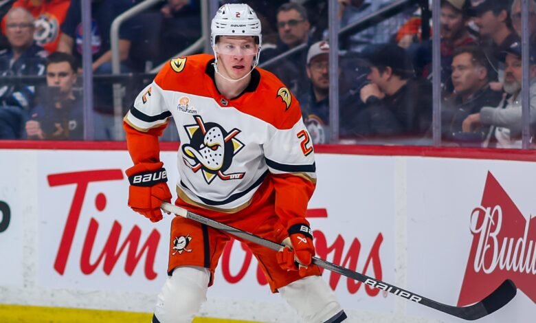 Jackson Lacombe, Ducks acordó celebrar el mayor contrato en la historia del equipo antes de la temporada de la NHL.