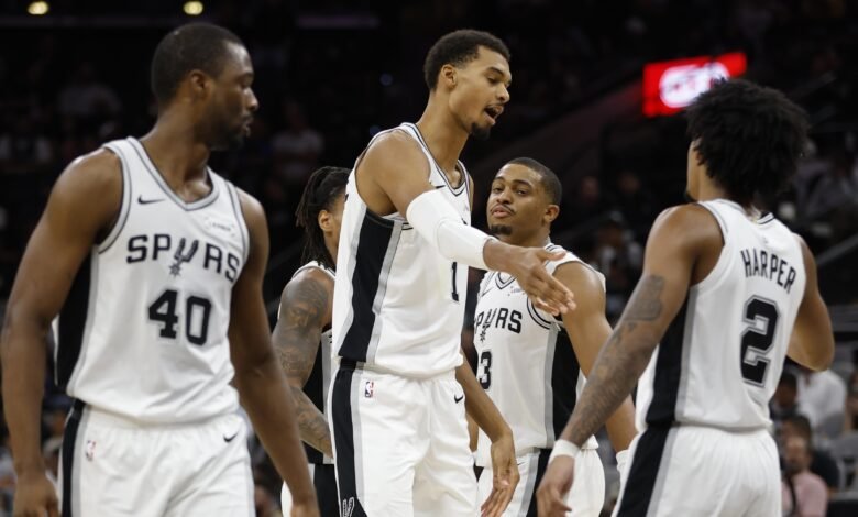 La combinación de Victor Wembanyama y Dylan Harper emocionó a los fanáticos de los Spurs luego de su victoria sobre los Pacers. La combinación de Victor Wembanyama y Dylan Harper emocionó a los fanáticos de los Spurs luego de su victoria sobre los Pacers.