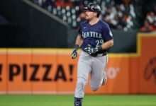 Cal Raleigh se encuentra con un fanático de los Marineros que fue visto usando una camiseta que decía ‘Dump 61 is here’ en fotos