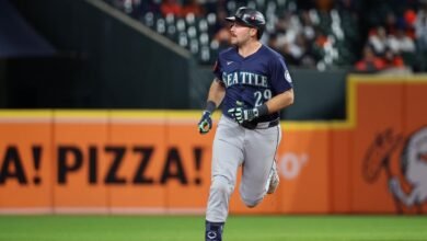 Cal Raleigh se encuentra con un fanático de los Marineros que fue visto usando una camiseta que decía ‘Dump 61 is here’ en fotos