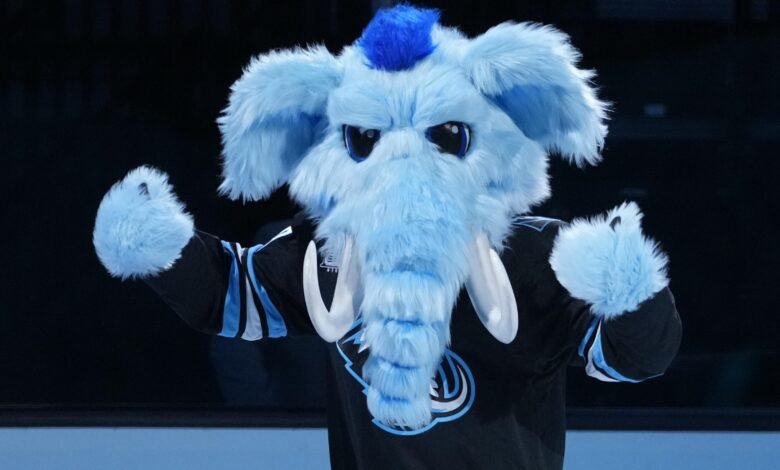 Mammoth de la NHL revela nueva mascota ‘Tusky’ en fotos antes del primer partido en casa contra Flames Mammoth de la NHL revela nueva mascota ‘Tusky’ en fotos antes del primer partido en casa contra Flames