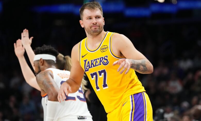 El debut de pretemporada de Luka Doncic impresiona a los fanáticos de la NBA mientras Bronny James y Lakers pierden ante los Suns El debut de pretemporada de Luka Doncic impresiona a los fanáticos de la NBA mientras Bronny James y Lakers pierden ante los Suns