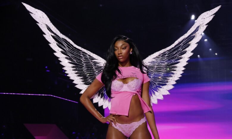 Angel Reese se burla del contrato ‘a largo plazo’ de Victoria’s Secret después de un histórico desfile de moda Angel Reese se burla del contrato ‘a largo plazo’ de Victoria’s Secret después de un histórico desfile de moda