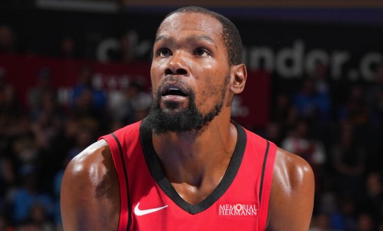 A Kevin Durant no le gusta el ‘Backdoor S–t’ en las negociaciones comerciales entre Warriors-Suns pero así se considera. A Kevin Durant no le gusta el ‘Backdoor S–t’ en las negociaciones comerciales entre Warriors-Suns pero así se considera.
