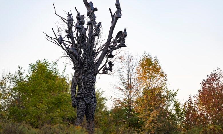 Ahora la ‘Amalgama (origen)’ de Nick Cave ha aumentado dentro de la superficie Frederik Meijer Gardens & Sculpture Park.