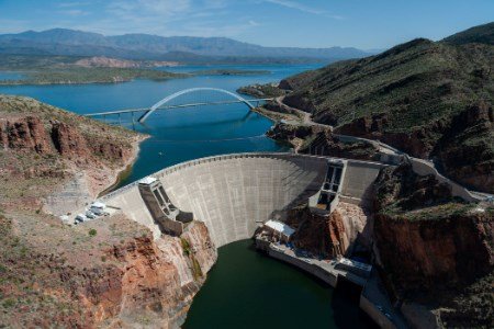 El proyecto Salt River se completa. Proyecto moderno de energía del agua.