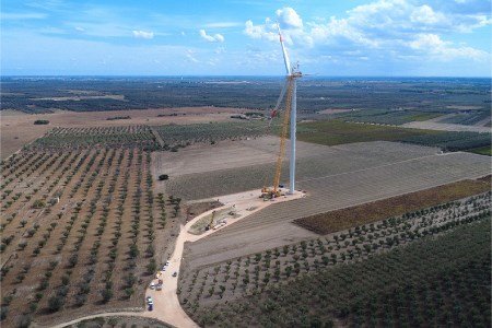 Últimas turbinas instaladas en el parque eólico de Puglia de SSE Últimas turbinas instaladas en el parque eólico de Puglia de SSE
