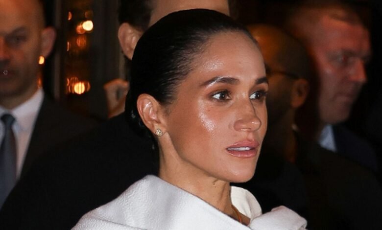 Meghan Merkel Jaw Droping posa Perse Fashion Weekly State perfectamente el espectáculo