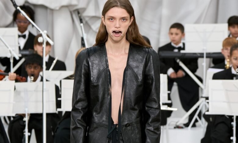 Maison Margiela encuentra ternura y ridículo con Glenn Martens