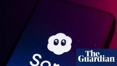 Lanzamiento de OpenAi de la aplicación de video Sora plagada de imágenes violentas y racistas: ‘Las barandillas no son reales’ | Noticias de EE. UU.