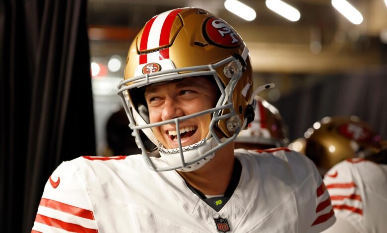 Mac Jones con 2 tonos en el video antes de 49ers y Rams en medio de la lesión de Brock Brock.