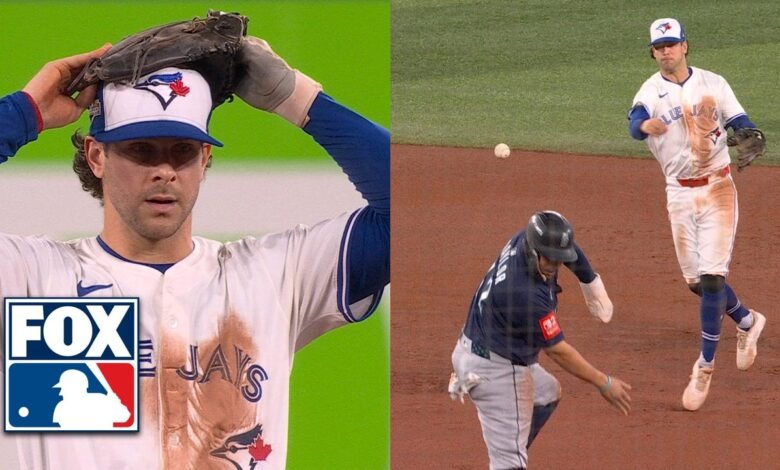 Josh Naylor fue expulsado después de saltar al tiro para romper un doble play que terminaba la entrada. Josh Naylor fue expulsado después de saltar al tiro para romper un doble play que terminaba la entrada.