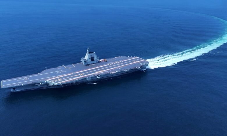 El portaaviones chino se superpone a la Marina de los EE. UU.