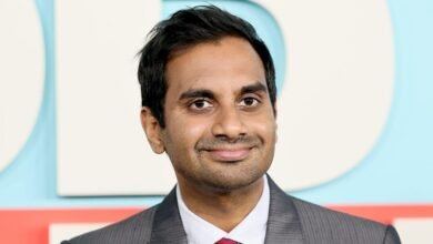Aziz Ansari dijo que tenía un teléfono plegable y no tenía correo electrónico.